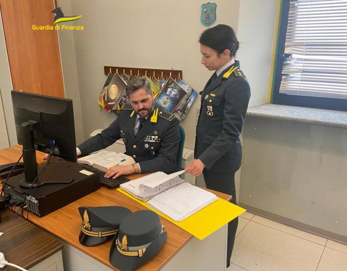 Altro che trucco e parrucco: maxi sequestro di cosmetici e bigiotteria falsa a Trieste