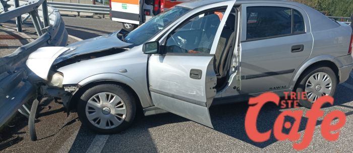 Perde il controllo dell'auto ad Aurisina: 70enne in ospedale
