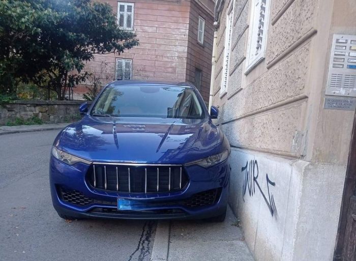 Parcheggi vietati e senso civico assente: l’inciviltà che minaccia le strade di Roiano