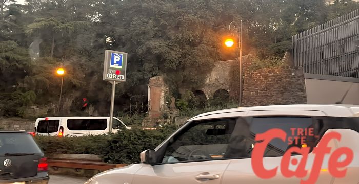 Trieste presa d’assalto: ponte di Ognissanti con Park San Giusto al completo