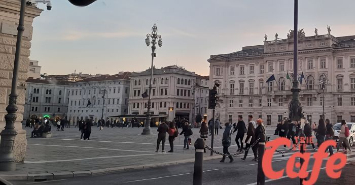 Trieste brilla sotto il sole: centro invaso dai turisti per un ponte di Ognissanti estivo