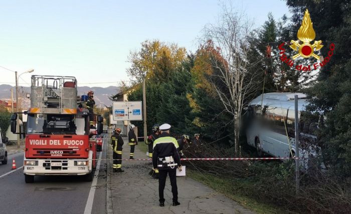 Tragedia in Fvg, autobus di linea esce di strada, deceduto l'autista