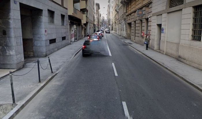 Bloccata in via Rismondo: guasto alla frizione, ragazzi del cantiere aiutano tra clacson e indifferenza