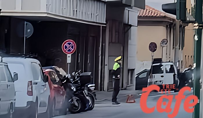 Via Canova, asfalto scivoloso, scooterista perde il controllo e finisce a Cattinara 