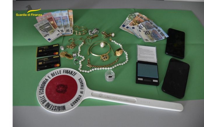 Truffa del finto incidente in Fvg, anziana derubata in casa di tutti i suoi averi 