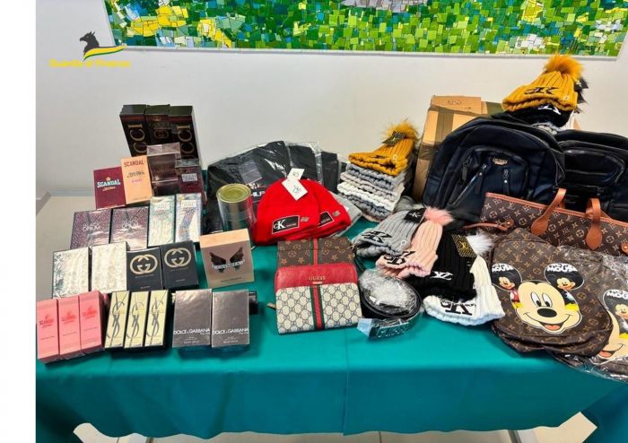 Fvg, vendevano sui social vestiti e profumi tutti contraffatti; banda del falso arrestata 