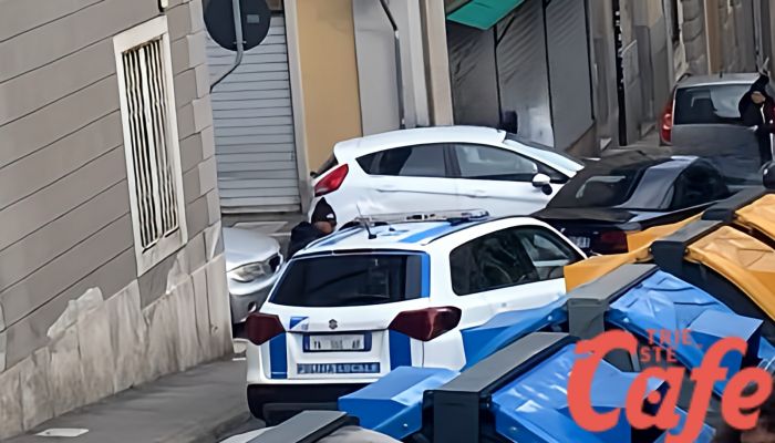 Incidente in via Caprin incrocio via della Guardia: ambulanza e polizia sul posto