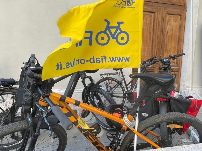 Oltre 1000 firme raccolte da Fiab per la campagna "via le transenne dalla ciclabile delle rive"