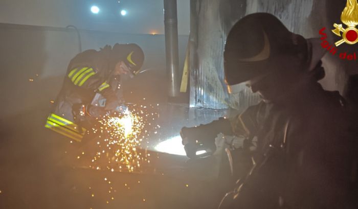 Paura in Veneto, incendio in una pizzeria del centro commerciale: tre persone intossicate