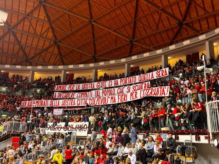 Pallacanestro, Curva Nord emoziona con uno striscione: orgoglio e fierezza nel match contro Trapani