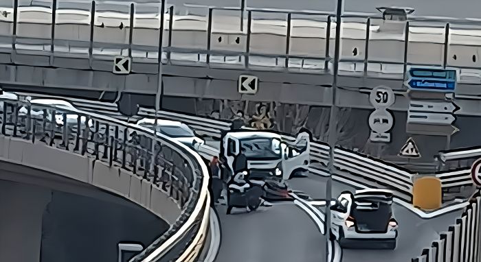 Scontro sulla sopraelevata a Valmaura: moto contromano contro camioncino