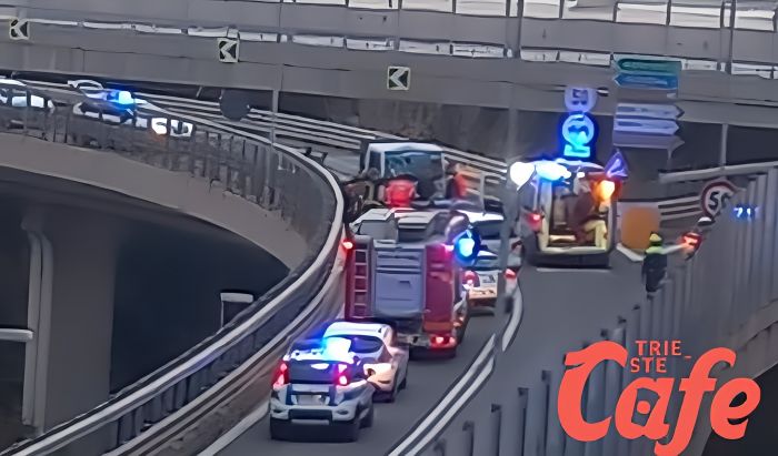 Incidente sulla sopraelevata: moto contromano contro furgone, padre e figlio feriti