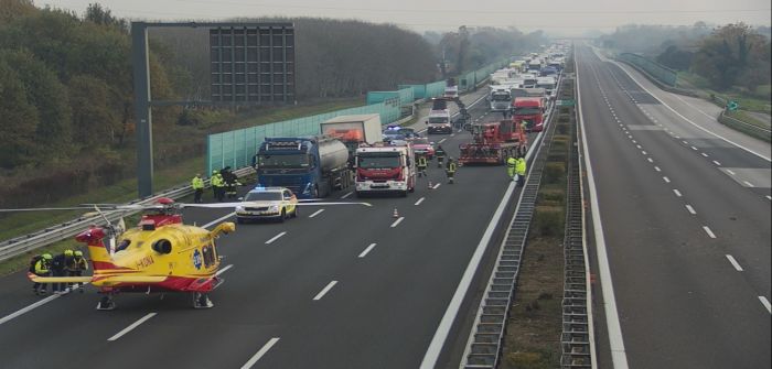 Tragedia in A4, incidente mortale: furgoncino incastrato tra due camion 