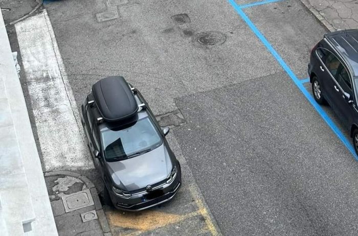 “Fenomeno del parcheggio” in via Pietà, auto su incrocio e posto disabili: scoppia la rabbia!