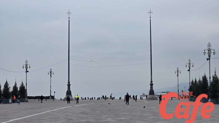 Trieste accende il Natale: installata la cometa più discussa di sempre