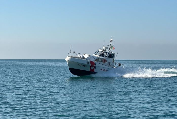 Evacuazione medica al largo di Trieste: la Guardia Costiera soccorre un velista ferito