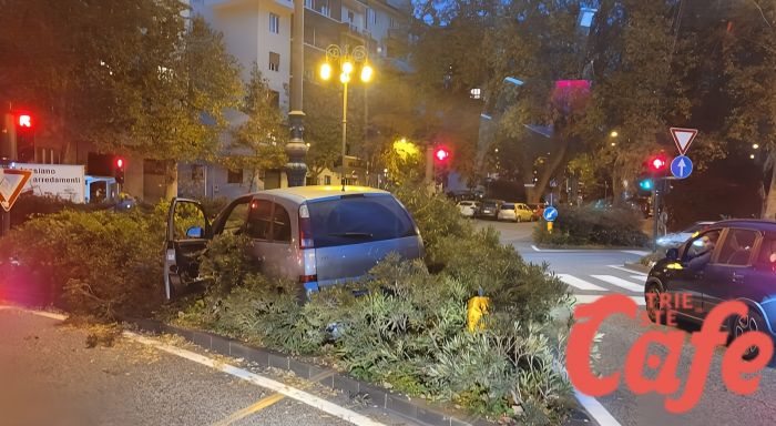 Auto finisce tra gli arbusti in passeggio Sant'Andrea