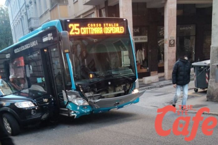 Incidente in via Gatteri: scontro tra il bus della linea 25 e un'auto, traffico bloccato
