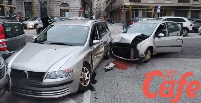 Incidente in piazza Giotti: mancata precedenza causa scontro tra due auto