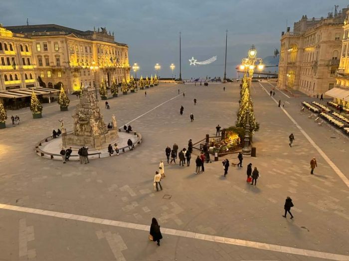 Trieste natalizia: Piazza Unità conquista tutti, compreso il sindaco Dipiazza