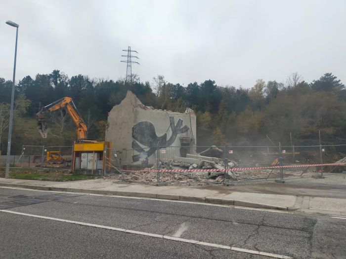 Muggia: demolita la vecchia centralina Enel