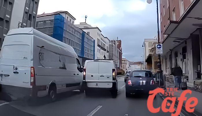 Incidente in corso Cavour tra due furgoni: traffico bloccato in pieno centro