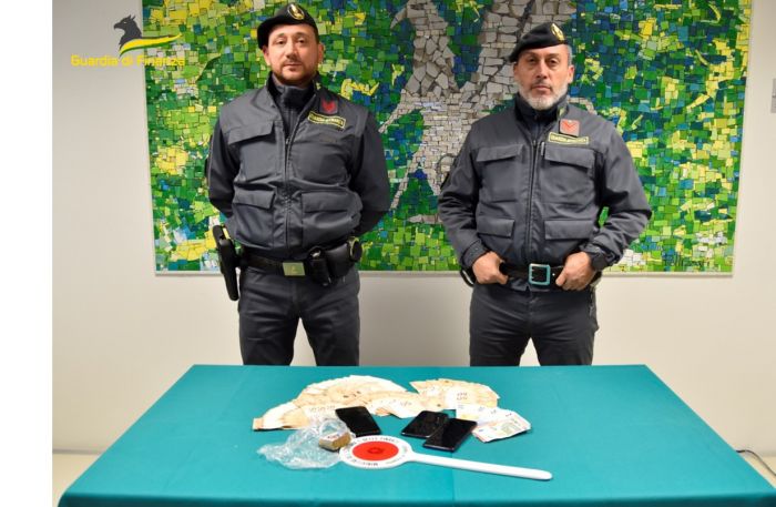 Pakistano evade dai domiciliari, ma il camuffamento non inganna i finanzieri