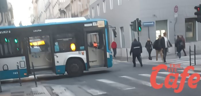 Incidente in via Mazzini: scooter a terra dopo manovra azzardata, coinvolto autobus della linea 30