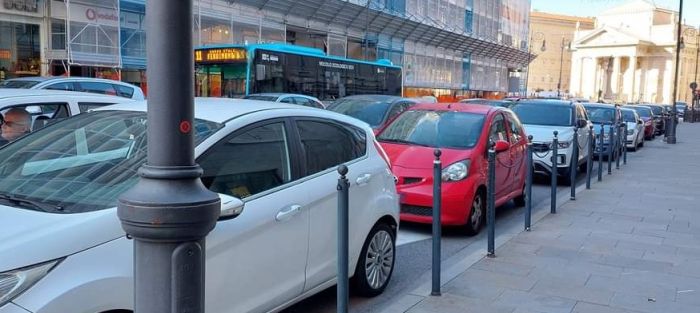 Caos parcheggi in corso Italia: auto in divieto invadono il centro di Trieste