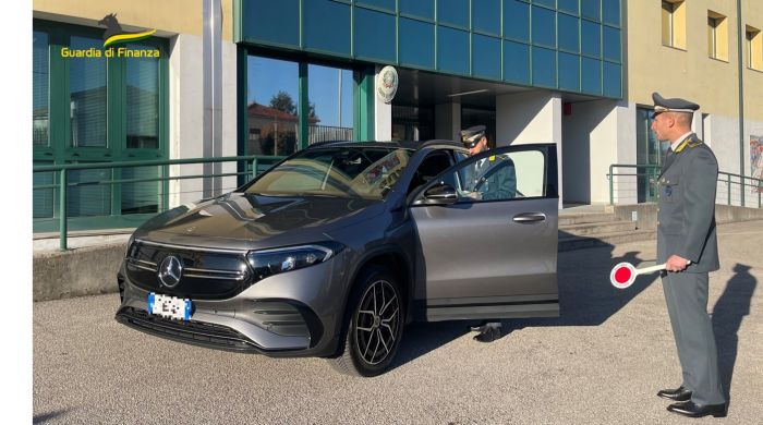 Tenta di comprare Mercedes elettrica con assegno falso, truffatore denunciato