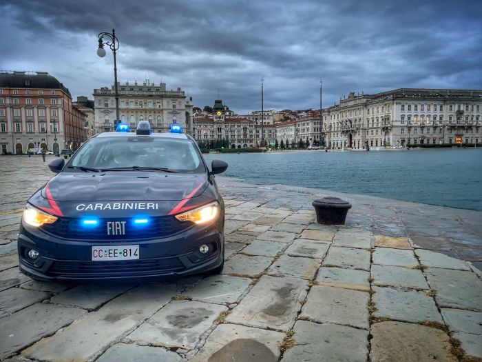 Dramma sfiorato sulle Rive: giovane cade in mare, salvata in extremis