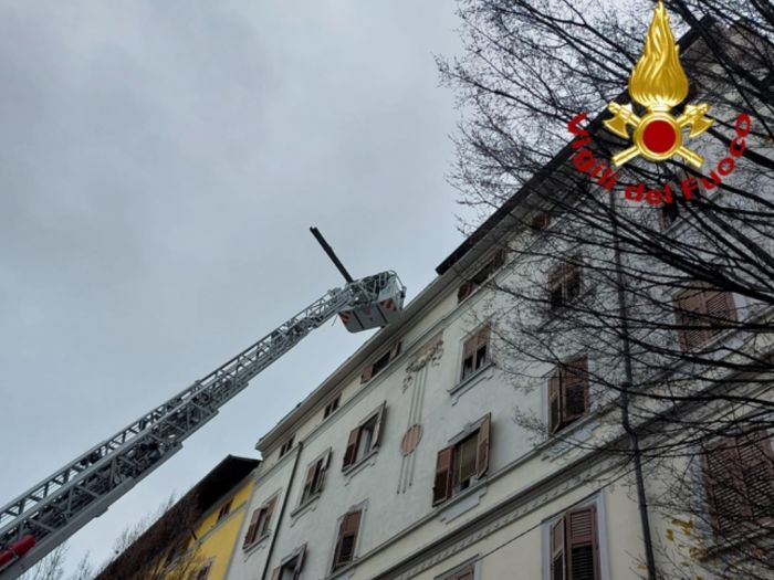 Trieste, raffiche di Bora scatenano 90 interventi dei vigili del fuoco 