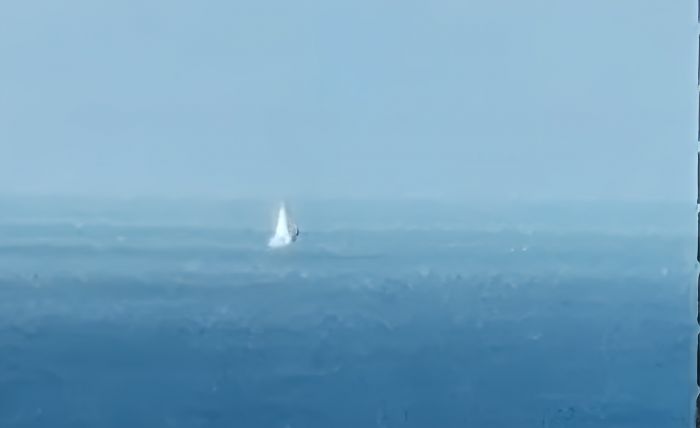 Una vela solitaria sfida la bora nel Golfo di Trieste: poesia e coraggio sul mare