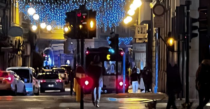 Raid vandalico in tarda serata sull'albero di Natale in piazza Goldoni