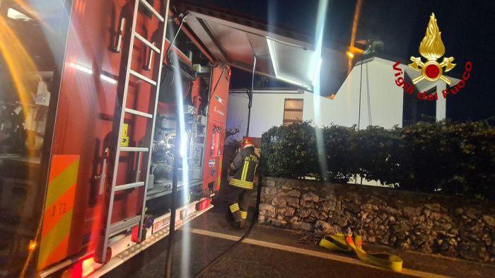Basovizza, incendio in canna fumaria: intervento rapido dei vigili del fuoco (VIDEO) 