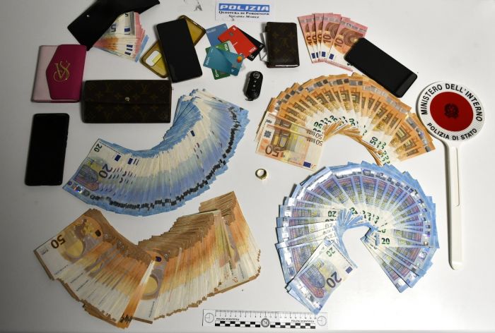 Fvg, borseggiatrici rubano a nonnine ultra-ottantenni e prelevano con bancomat 