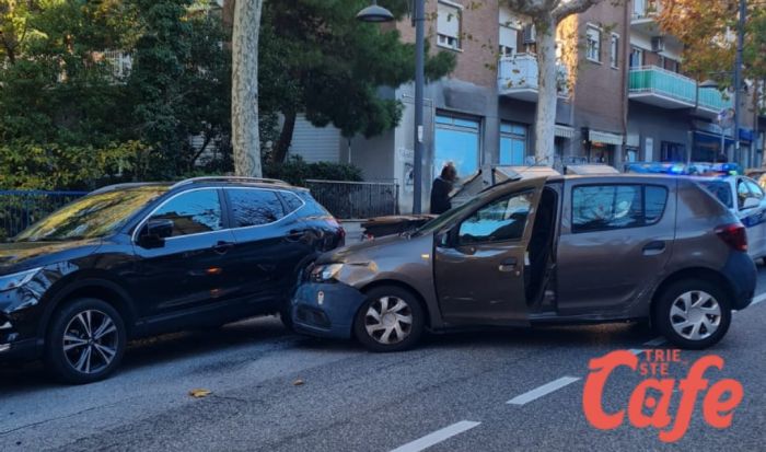 Perde il controllo in via Baiamonti: auto travolge vetture in sosta, traffico in tilt