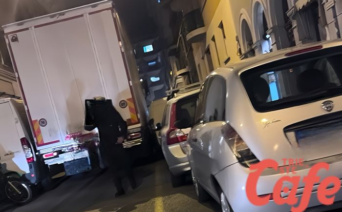 Camion incastrato in via Vasari: traffico in tilt