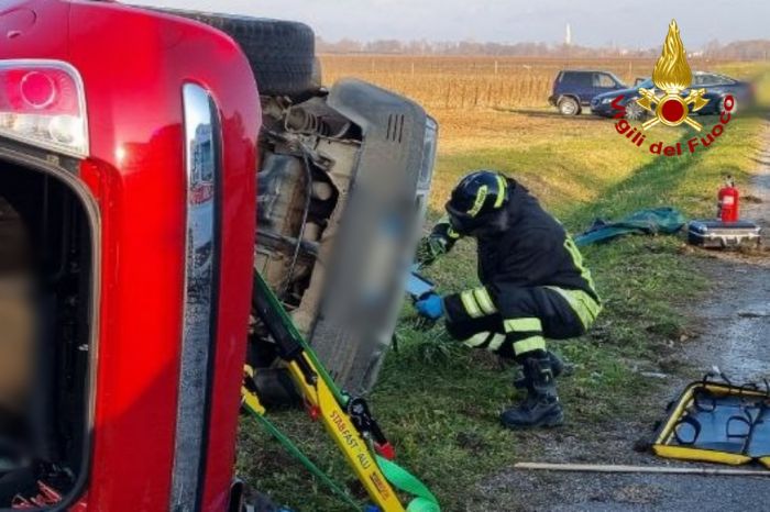 Tragedia in Fvg, auto ribaltate: una donna perde la vita