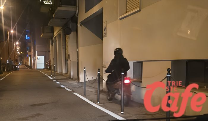 Via del Veltro, scooterista sfreccia sul passaggio pedonale rischiando di investire una giovane