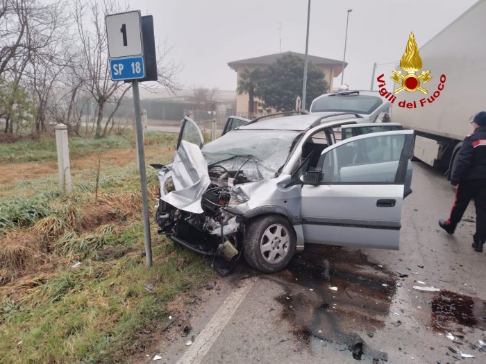 Tragedia in Veneto, frontale camion-auto, deceduto un uomo