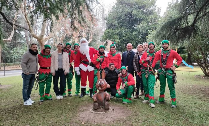 Babbo Natale scende dal tetto del Burlo: magia e sorrisi per i piccoli pazienti