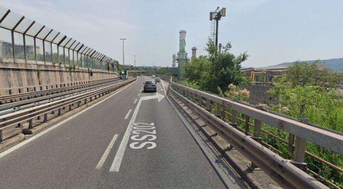 Caos sulla S.S. 202: camion incastrato all’uscita Molo VII blocca il traffico