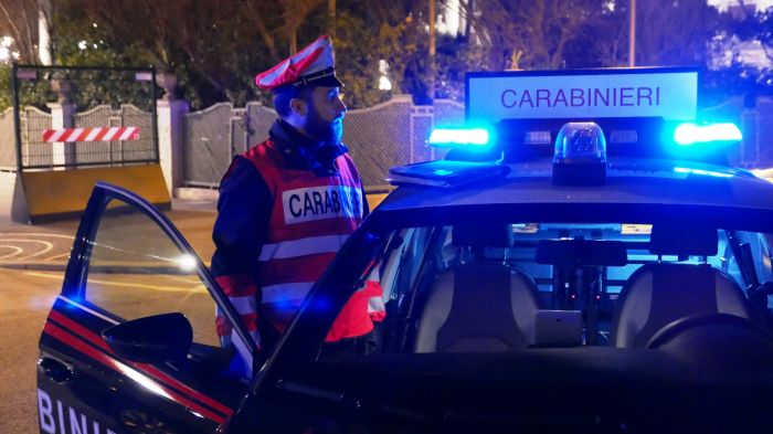 Azzardata retromarcia in autostrada: arrestato passeggero ricercato dal 2019