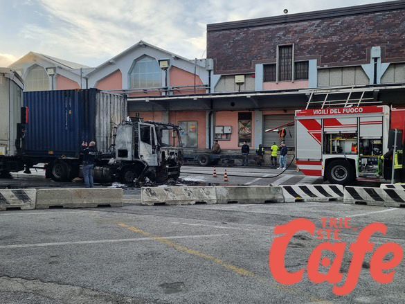 Incendio al Punto Franco Nuovo: camion in fiamme presso il magazzino 29