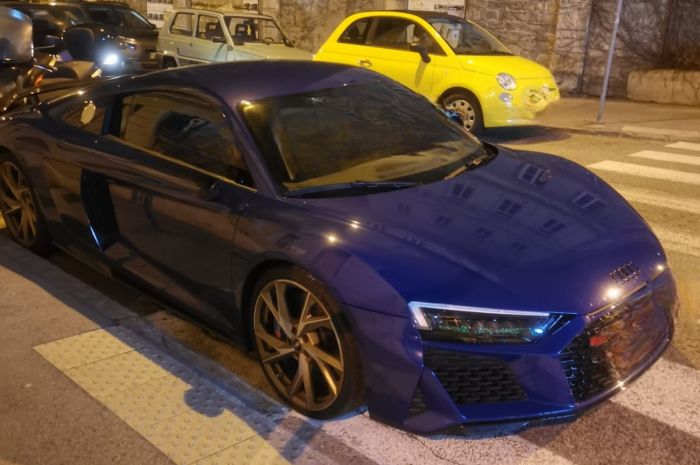 Parcheggio selvaggio in via Pascoli: supercar sulle strisce per fare la spesa