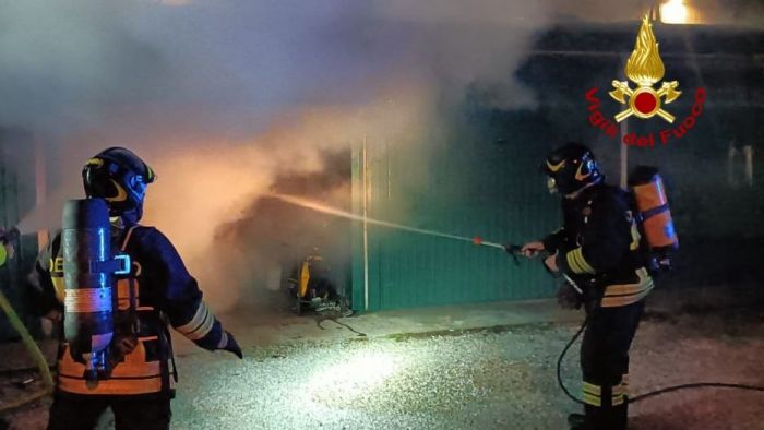 Notte di Natale, incendio in via di Montebello: vigili del fuoco domano le fiamme