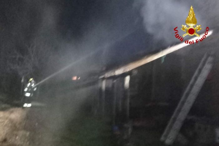 Incendio notturno in Fvg, fiamme divorano un ex fienile