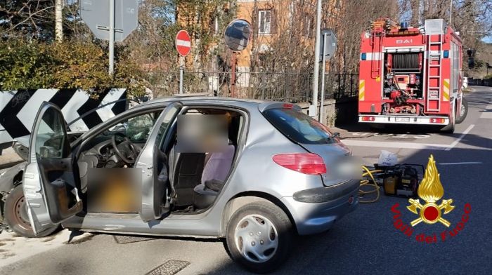 Aurisina Stazione, auto contro un muro: perde la vita il conducente
