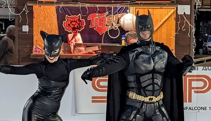 Gli auguri del Batman triestino: un 2025 all’insegna dell’amore per sé stessi